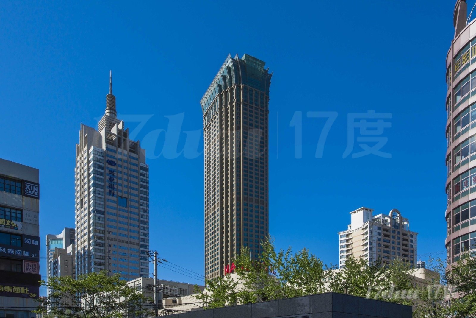 南京西路（嘉地中心）整层1000平，现房标准交付，欢迎预约。