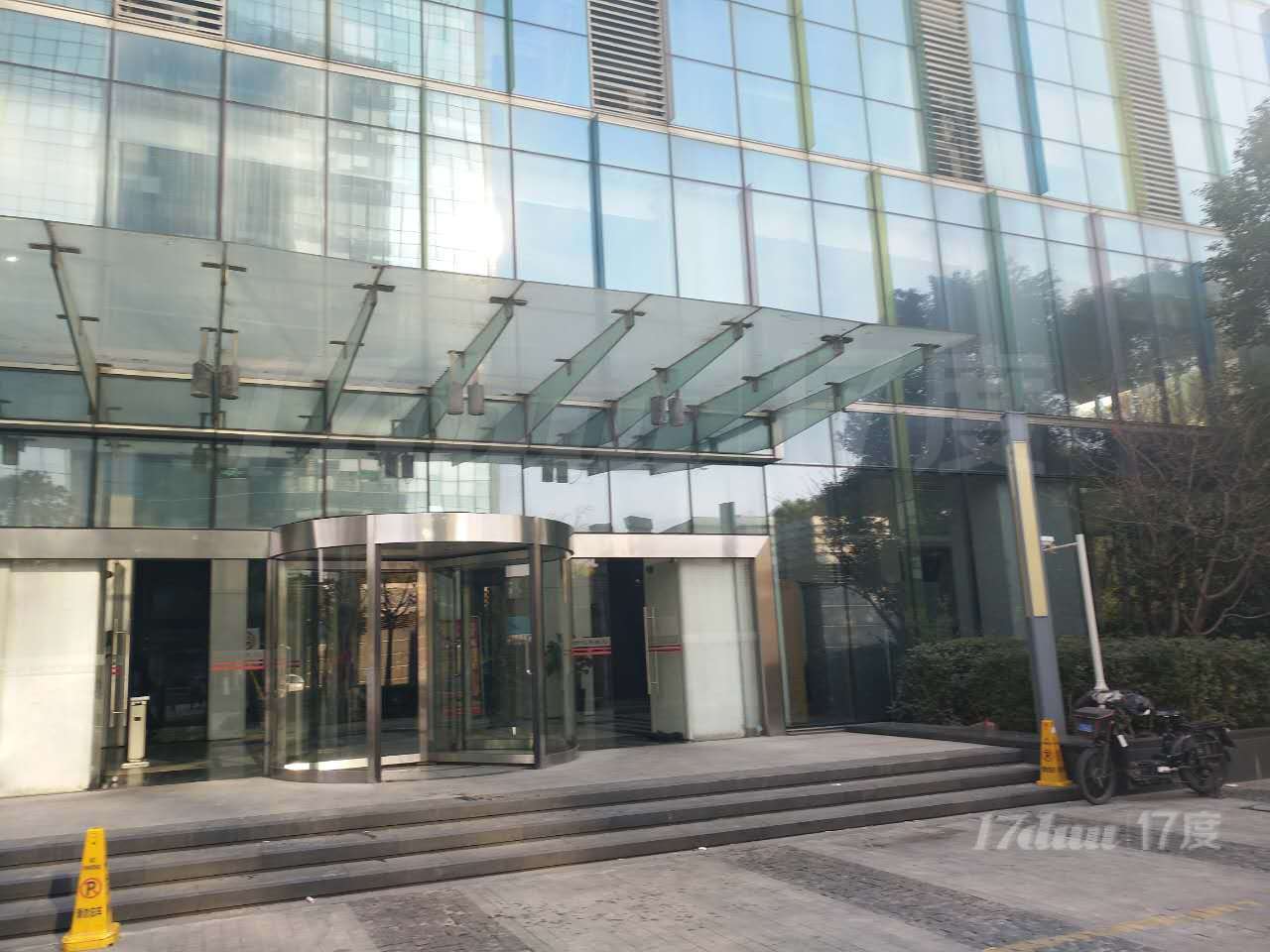 1号线莘庄 绿地蓝海 精装修102平 采光好。随时可看