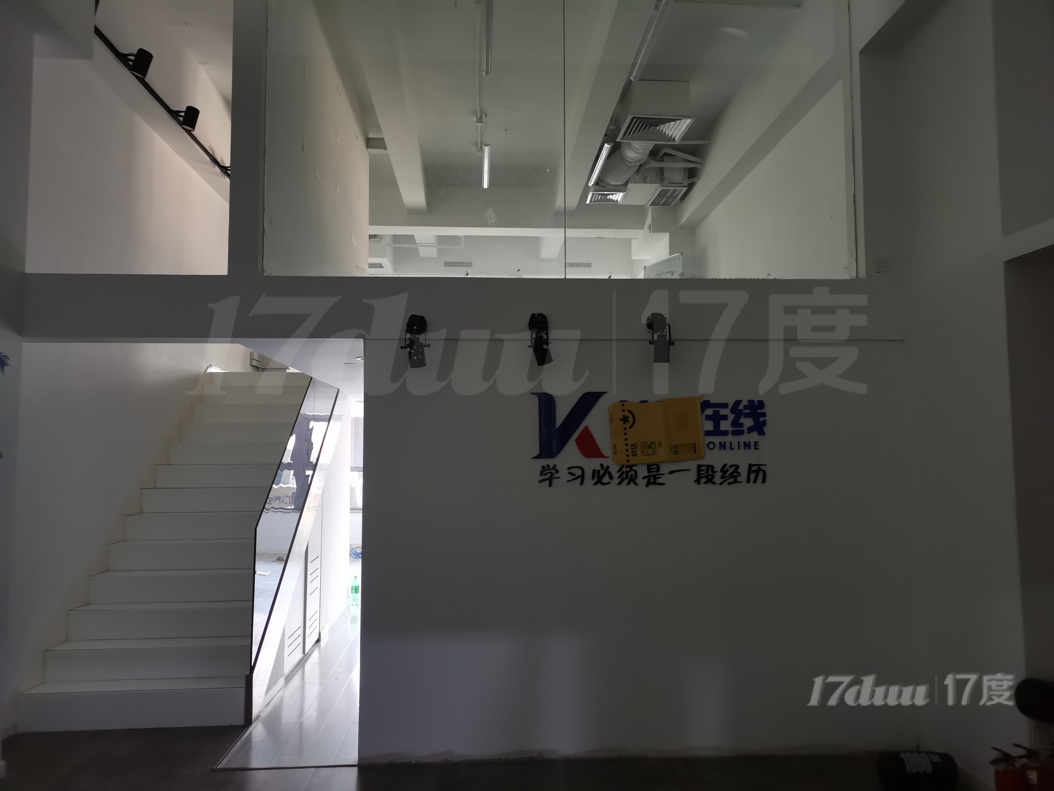 静安创展中心522室简装房 行业不限
