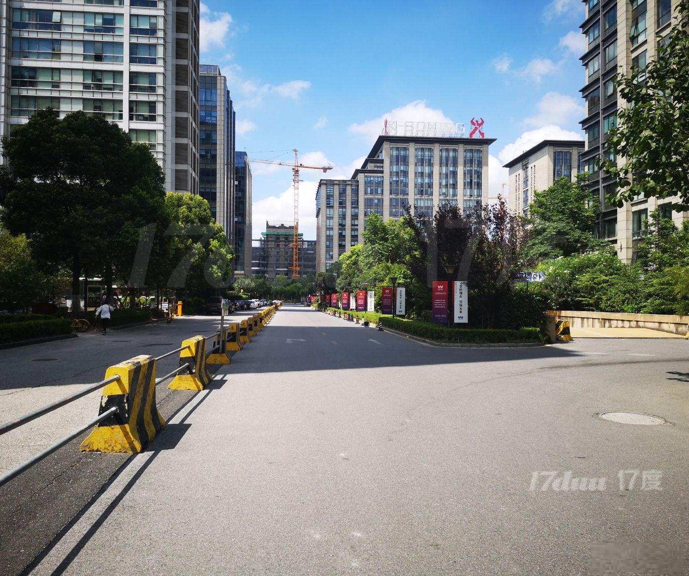 长风云岭东路汇银铭尊227精装5个隔断 户型方正 业主人很好