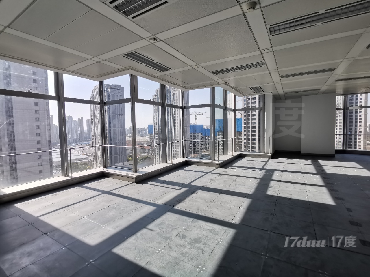 品尊国际中心90平办公室出租，7号线岚皋路地铁口