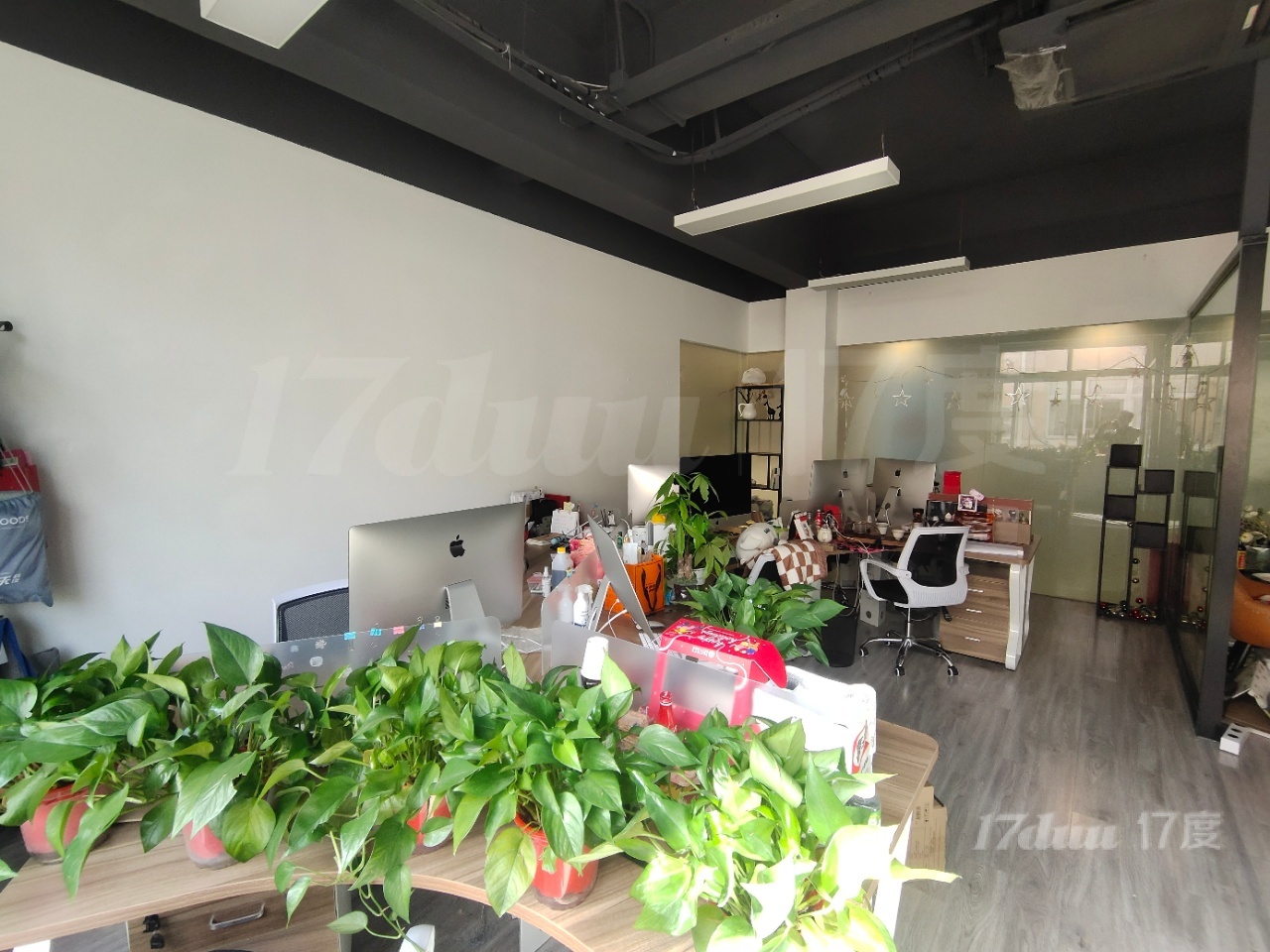 精装办公室 配套设施完美 健身篮球场 停车便宜