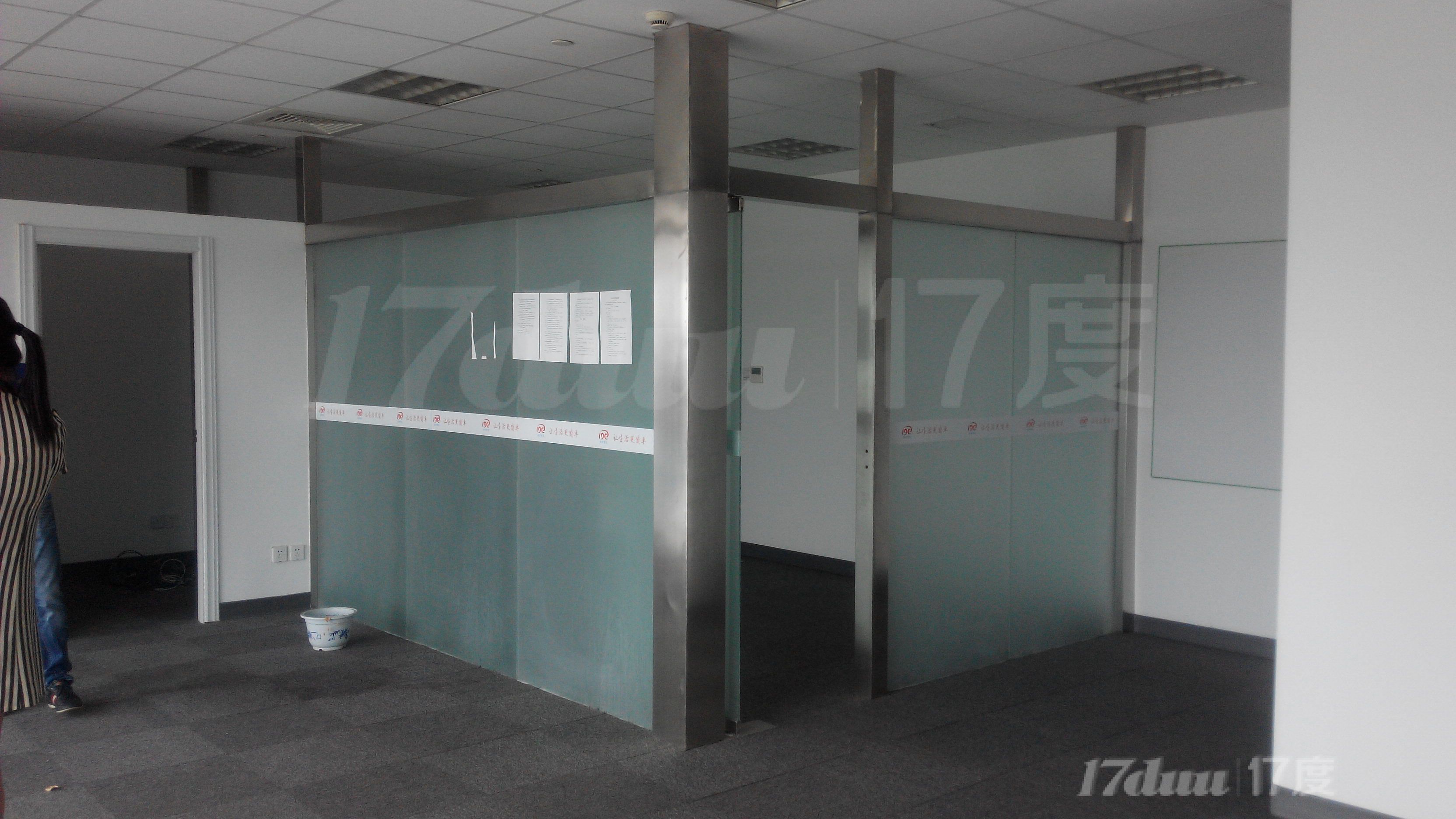 实拍  丽婴房大厦 12号线地铁线