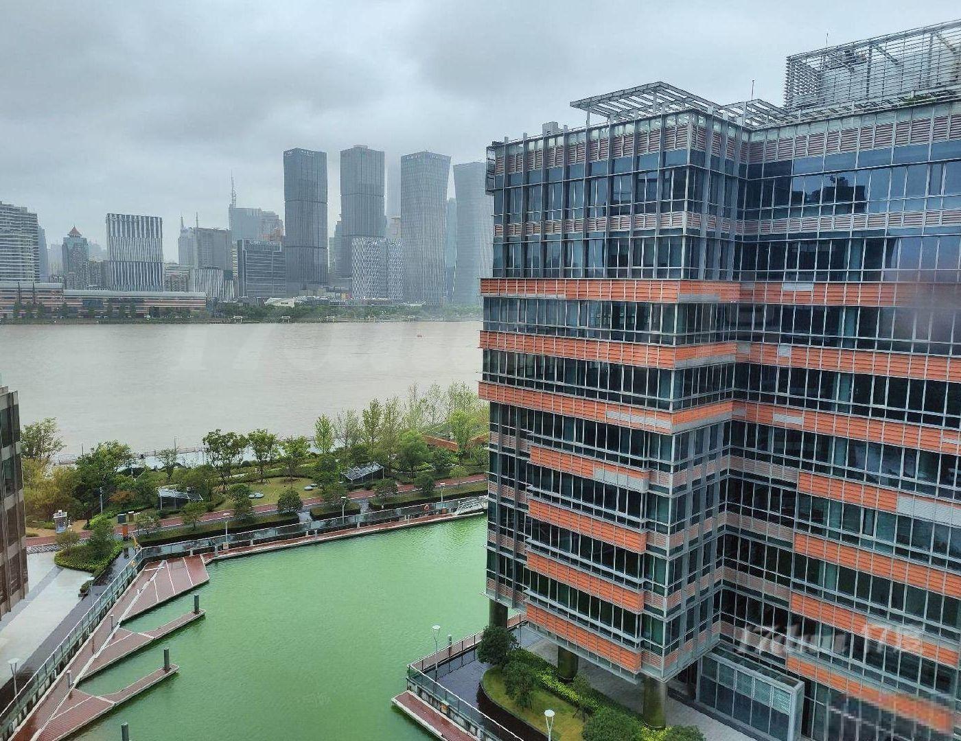 北外滩商圈，国企央企业主直租，超美江景，交通便利，正对电梯