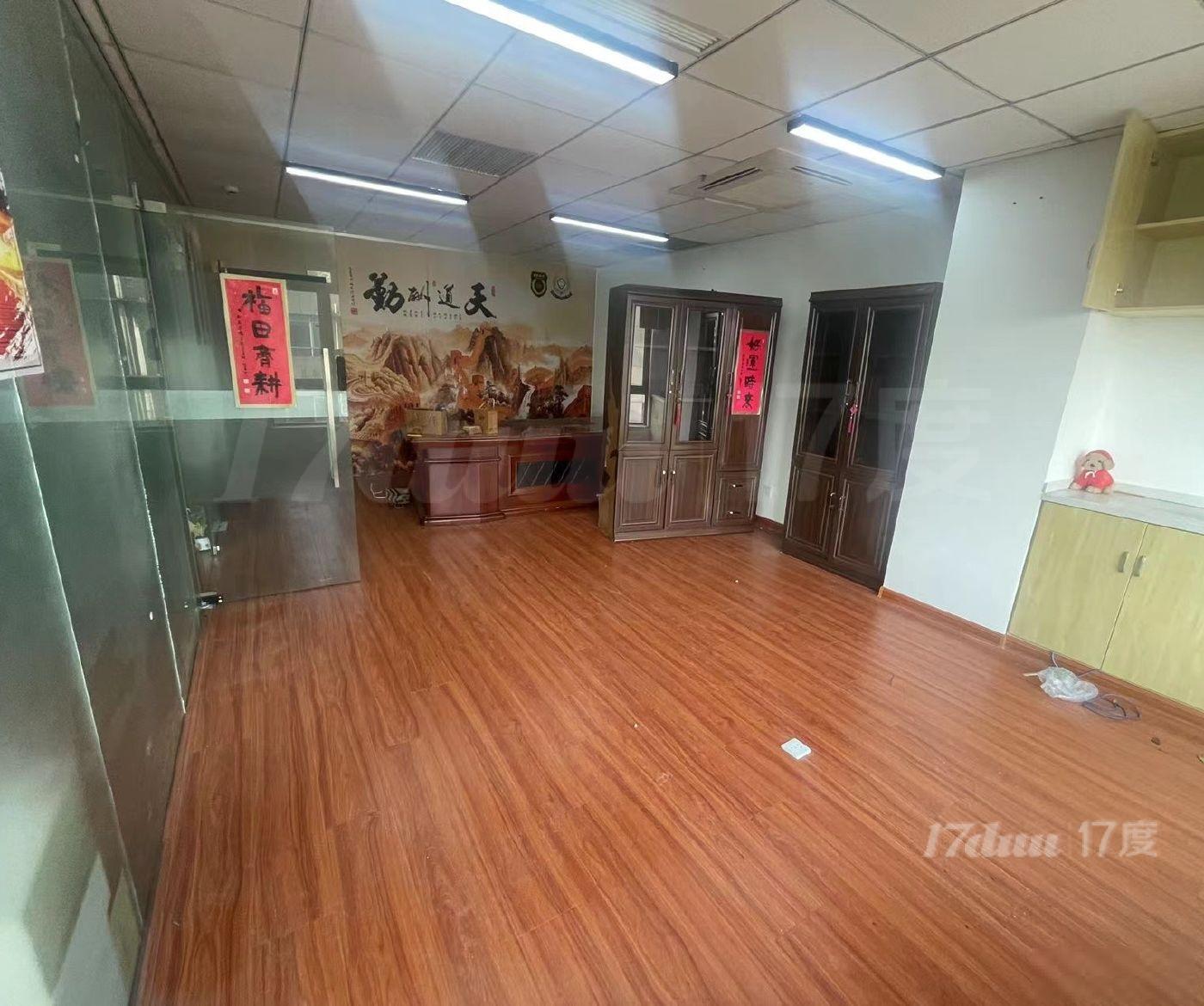 （国企）12号线七莘路，室内有上下水，朝南，园区有食堂，
