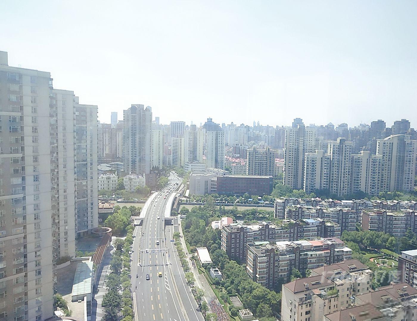 前面是城市的风景与历史，后面是城市的经济与未来