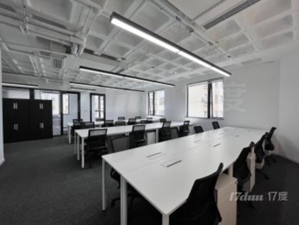 精装带家具35个工位5个隔断办公室出租 徐家汇体育馆附近！