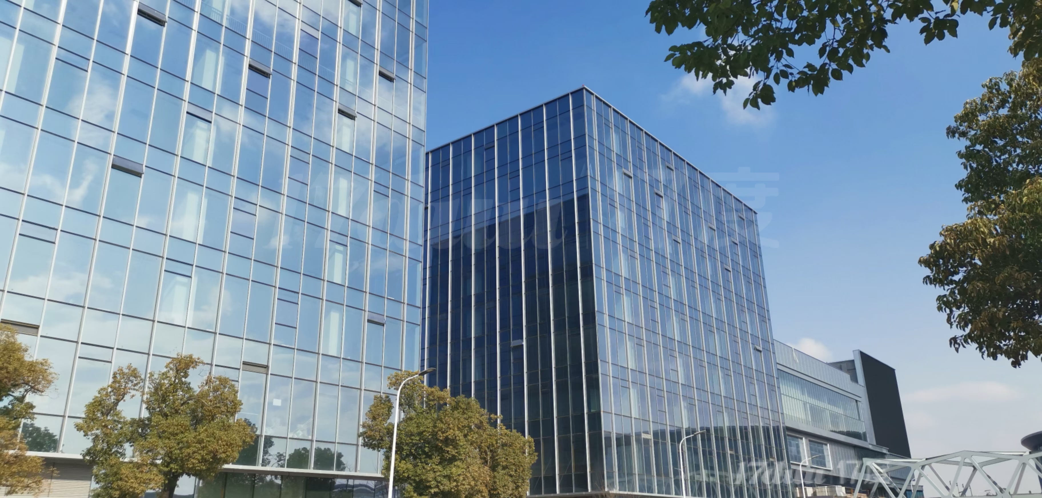 徐泾东站（虹桥首位）新建甲级办公楼，业主直租。