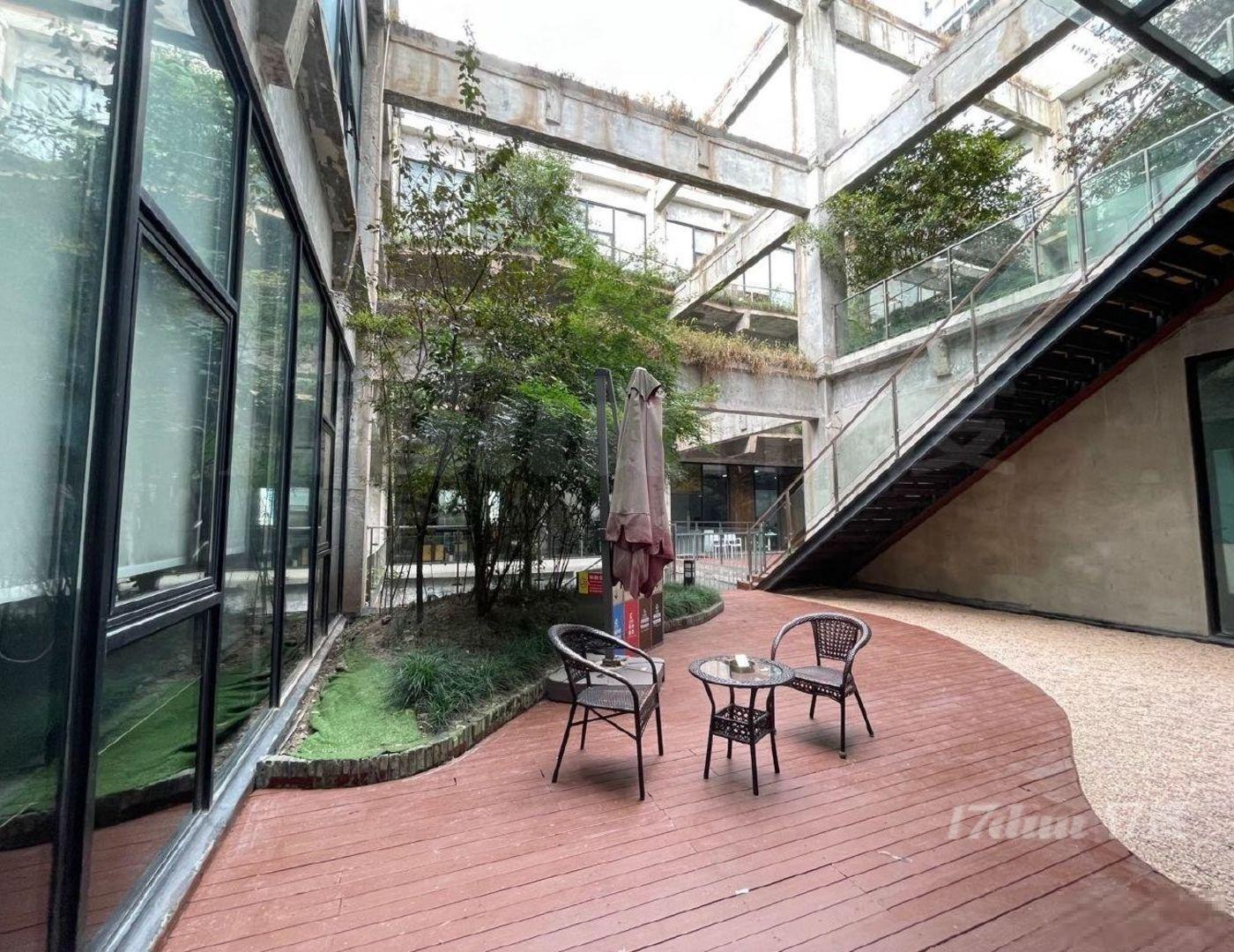 创意园区，七宝德必250平带隔断阳台，12号线地铁口，丽婴房