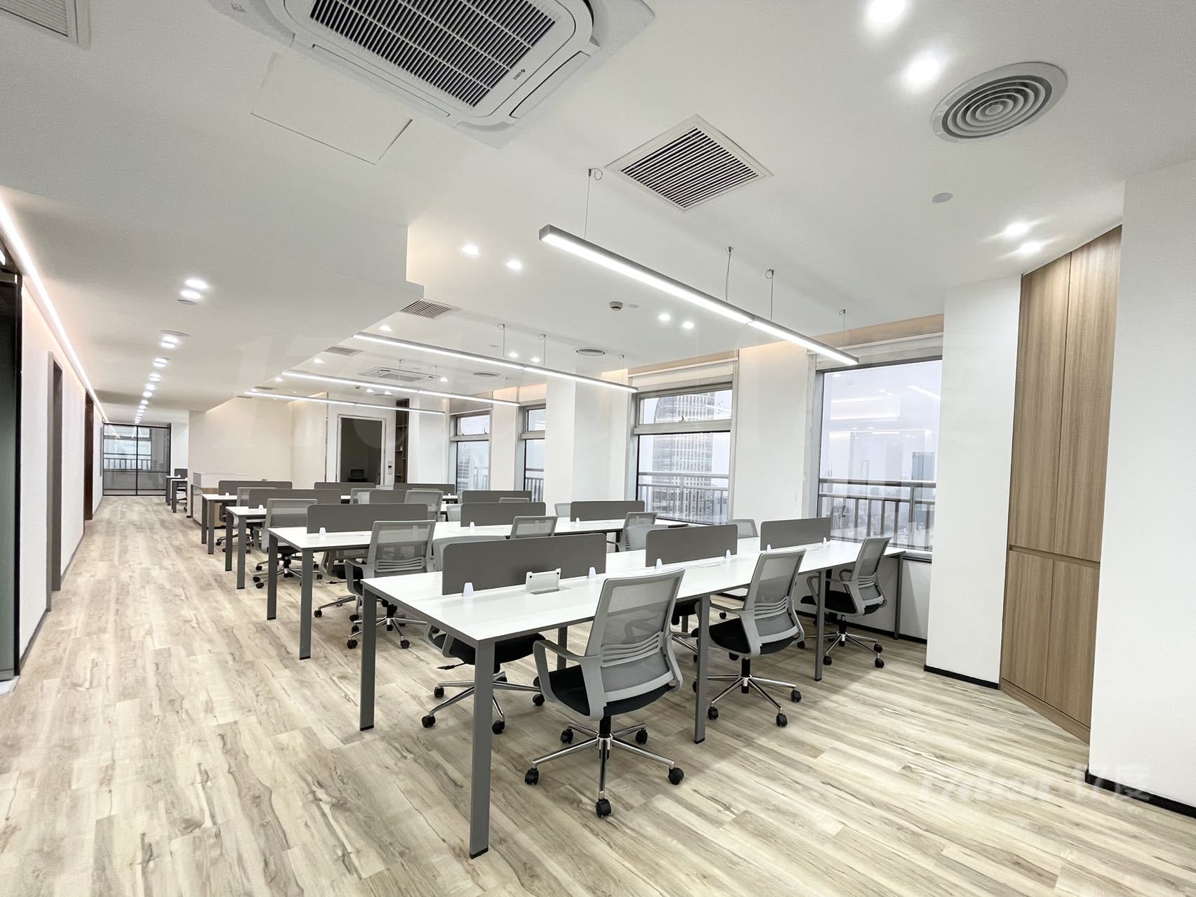 新漕河泾国际商务中心，433平精装带家具，拎包入住，特价出租