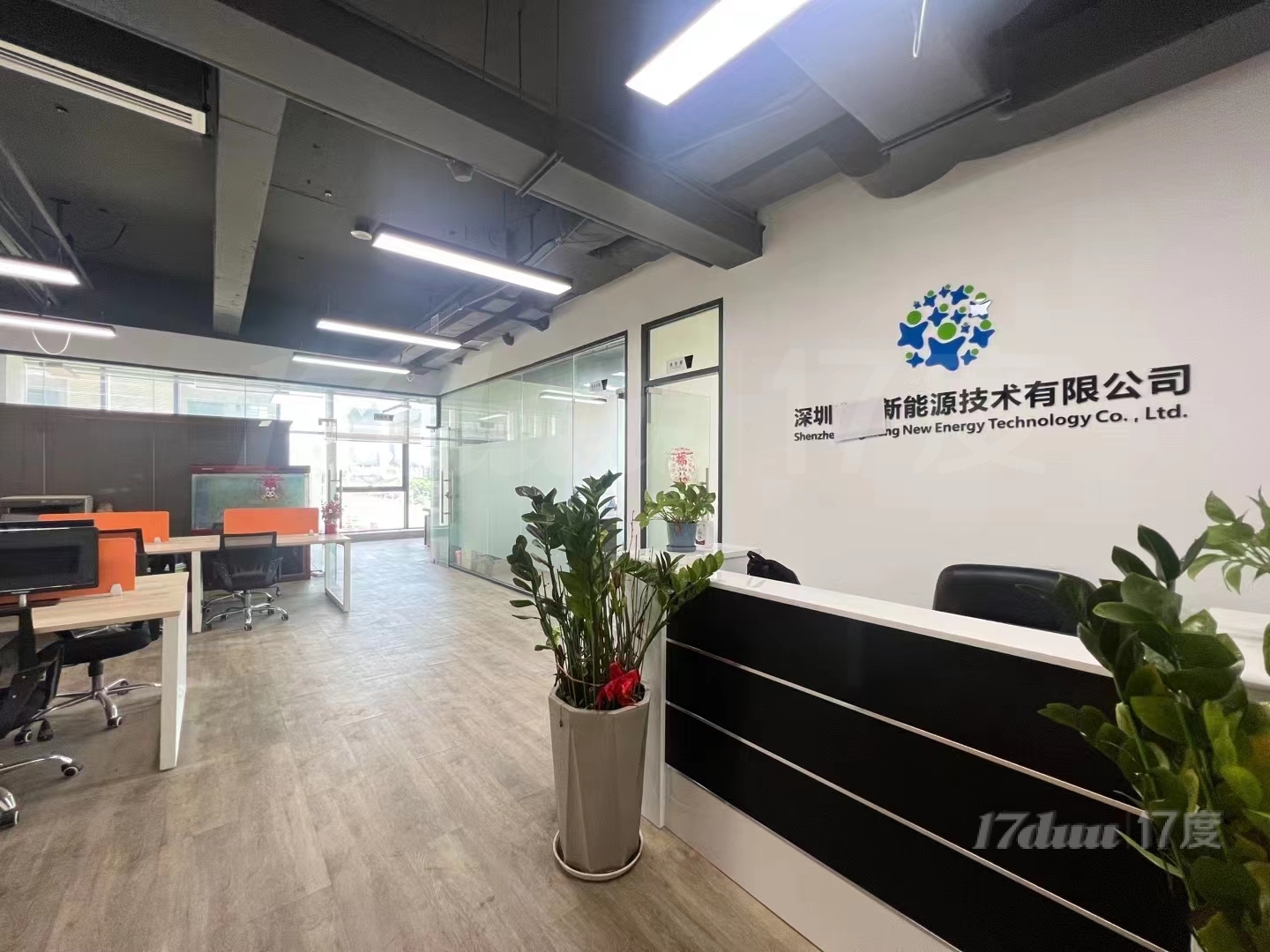 光明凤凰城精装修办公室出租225平，3+1格局，配家私