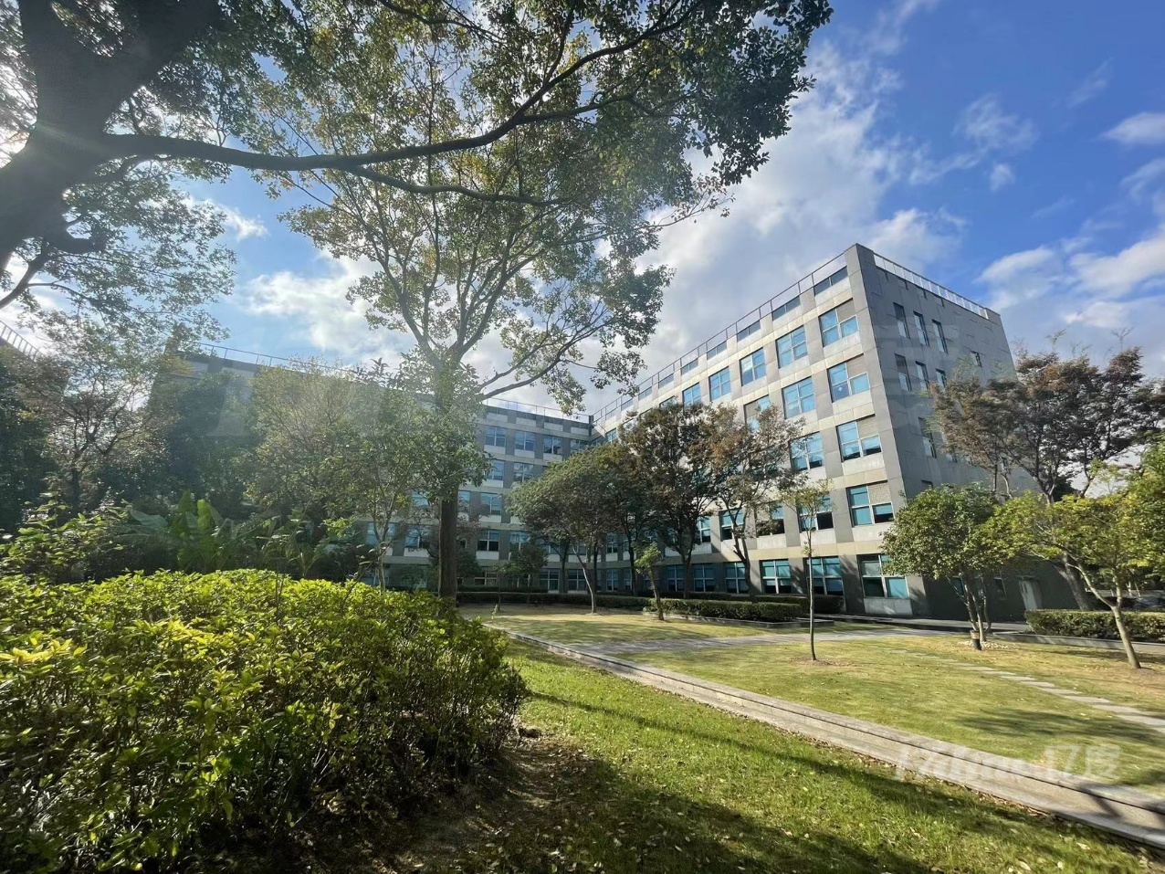 浦东张江高科站（张江微电子港）多套面积可租，精装带家具