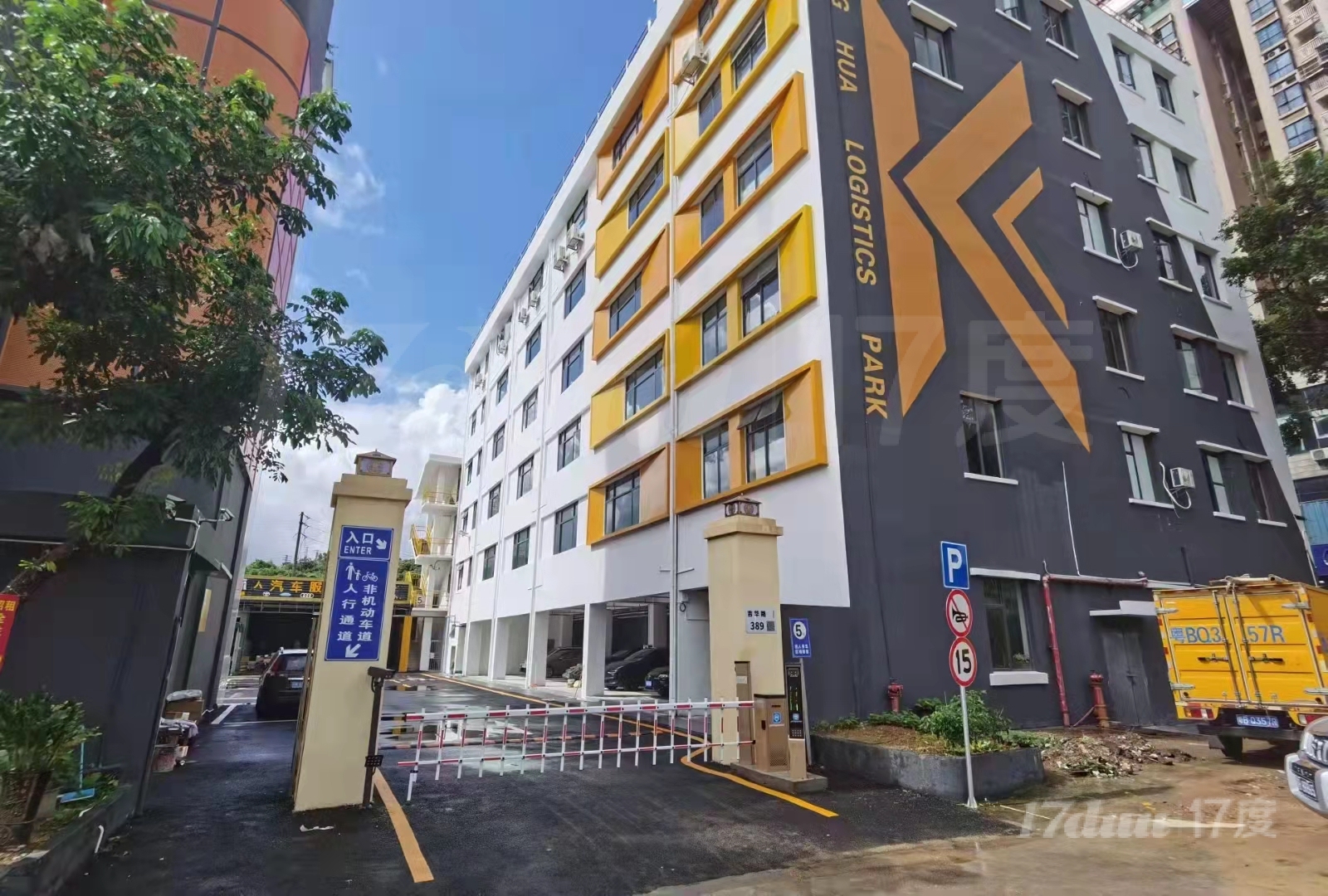 龙岗吉华路主干道新装厂房，门口公交站，三分钟上高速 