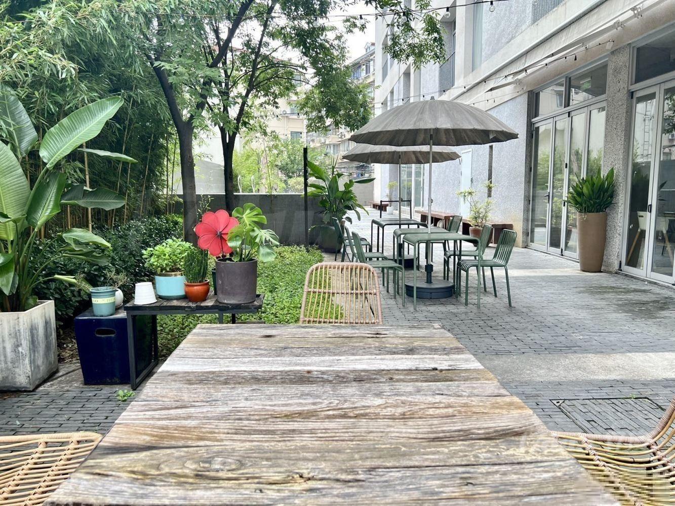 一楼沿街，独立花园露台外摆，超大落地窗展示面，精装层高高