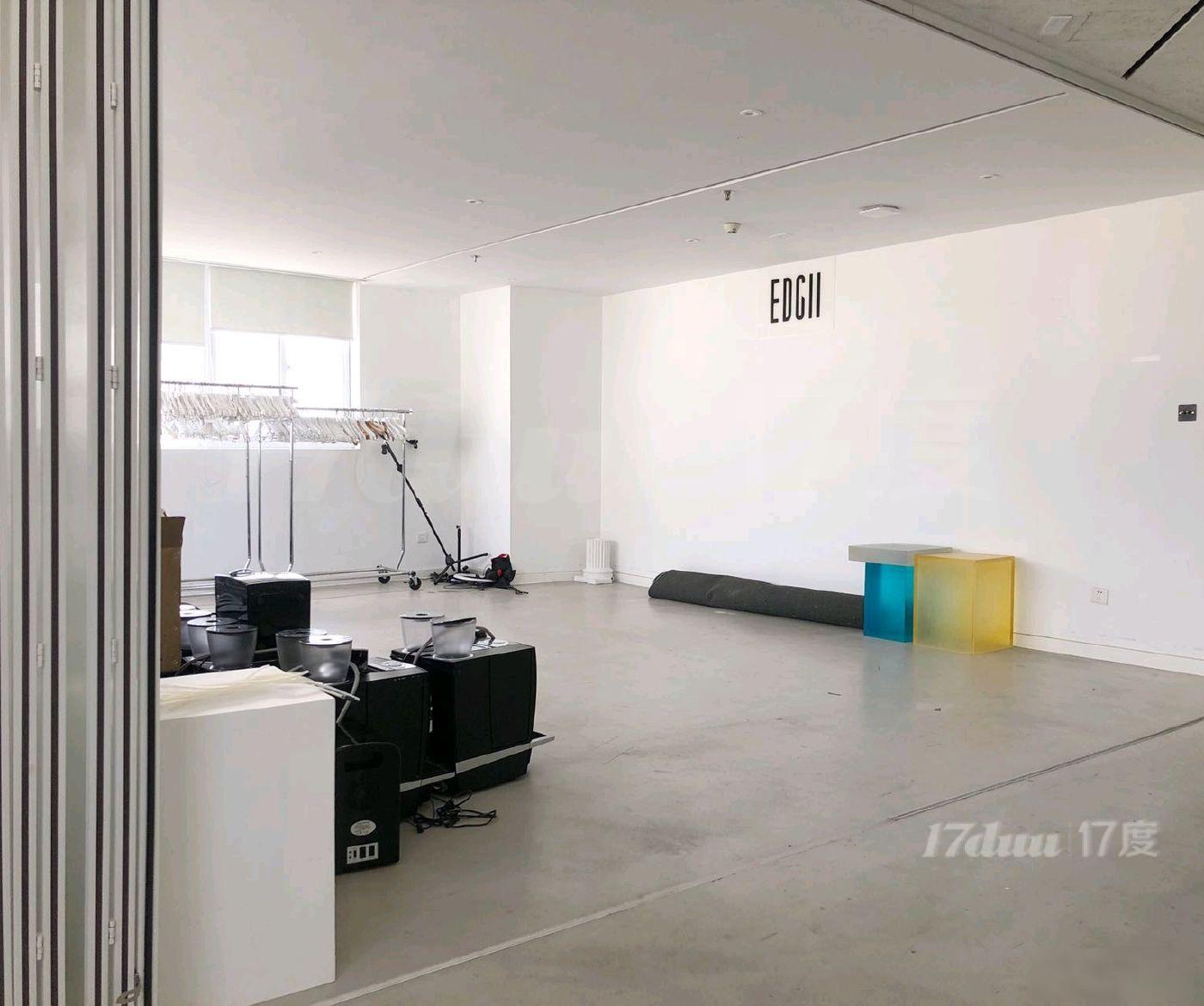 精装LOFT，总层高7米，单层面积340平，赠送二楼