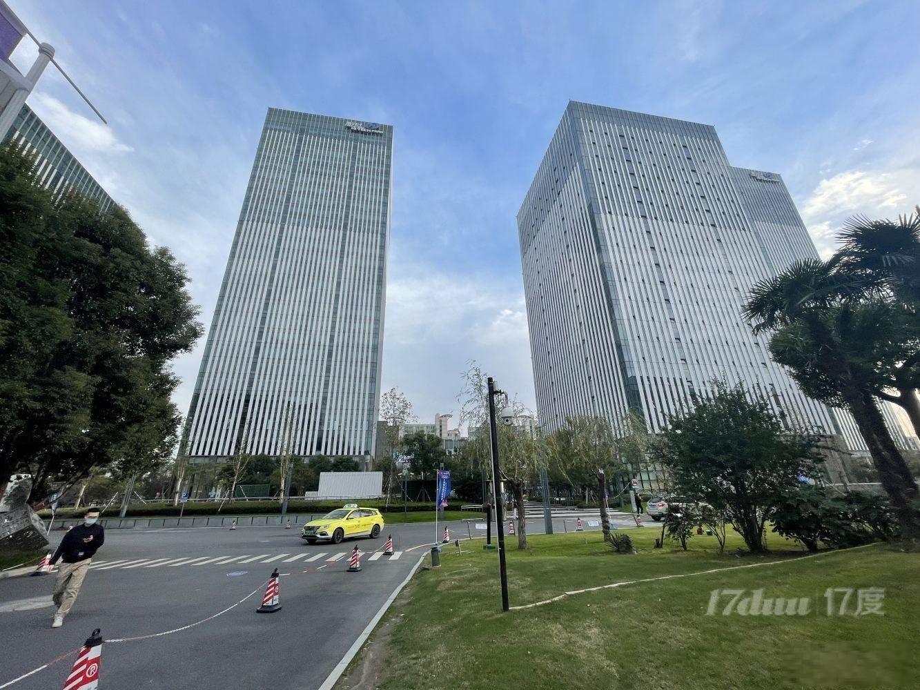 12号线虹梅路站，现代服务业园区，500平精装带家具，采光好