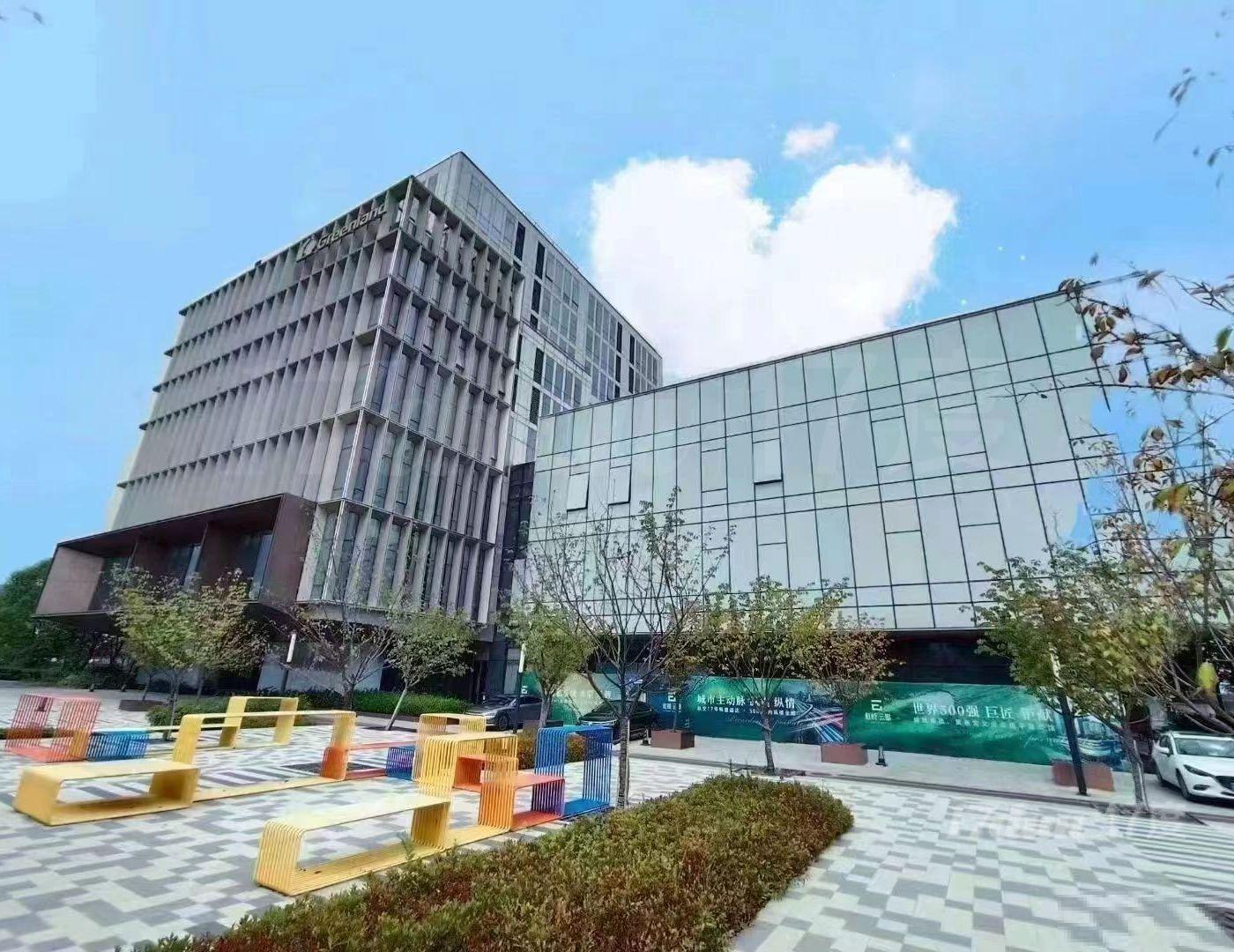 地铁17号线旁，110平米精装带家具，8800元包物业