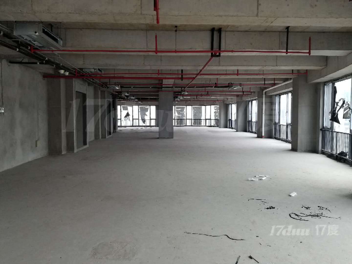 低租金的大户型，适合多人办公和公司总部，超大开间和落地窗。