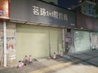 临近地铁商圈、周围大型社区、工厂、学校、人流非常大、可分割、