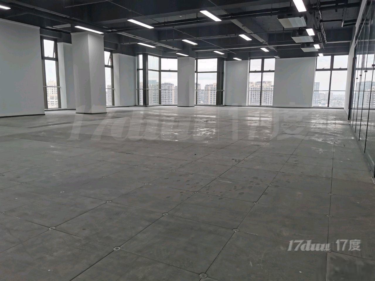 银翔湖公园旁，精装写字楼54㎡到1600㎡出租，免费班车。