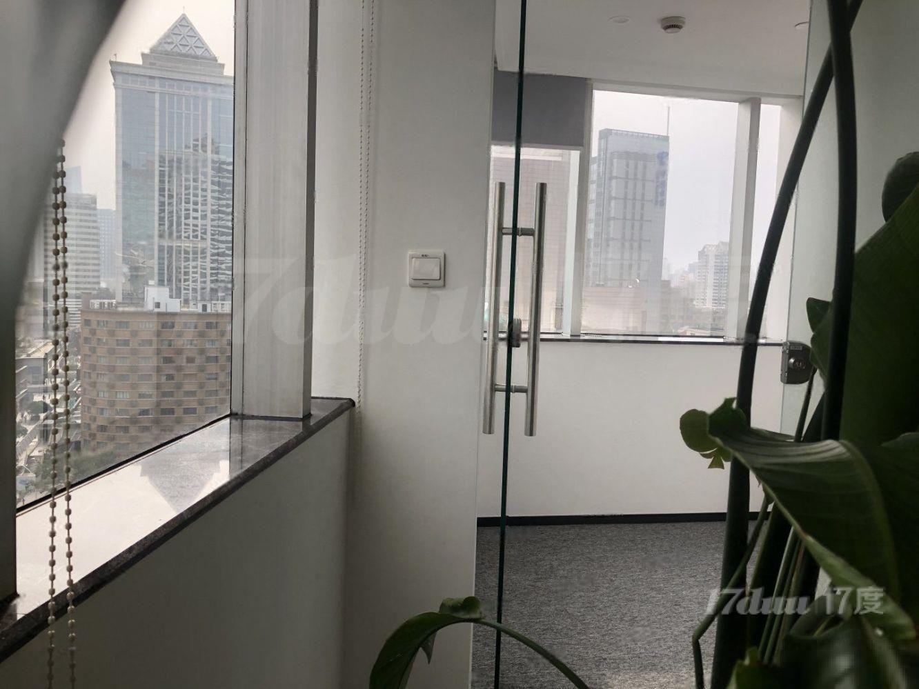 南京西路地铁口，精装办公整层出租，可分割，近兴业太古汇会德丰