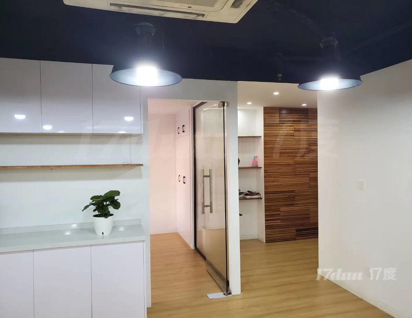 1.12号线漕宝路站 光大会展中心徐汇日月光室90平精装修