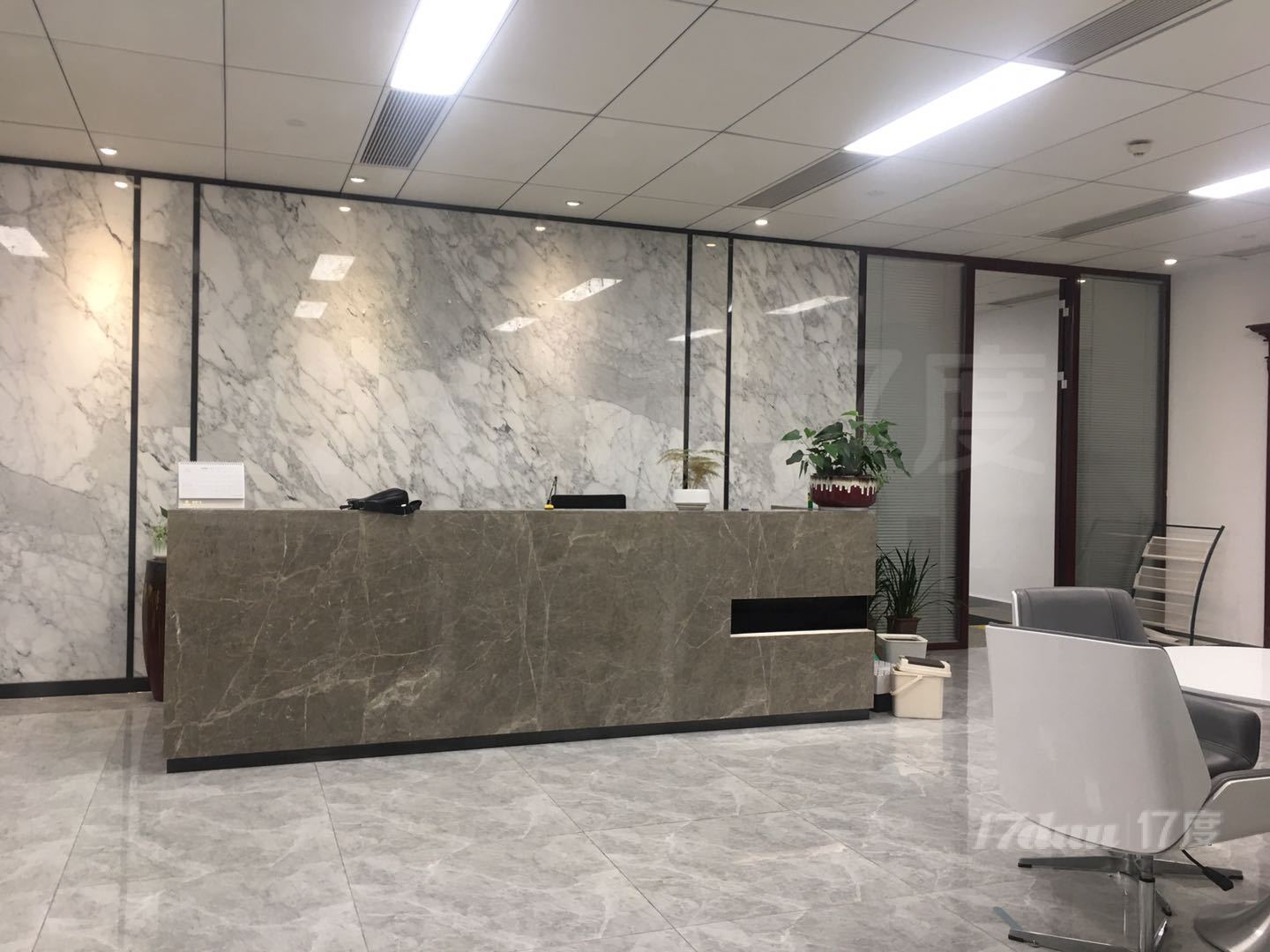 金融城 绿地中央广场609平 仅租65元 精装修 带全套家具