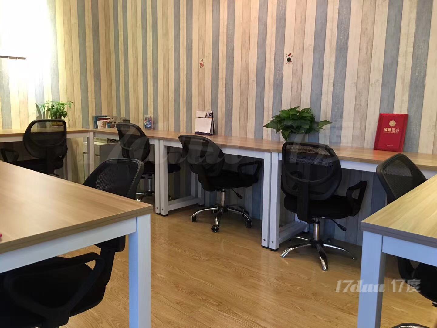 张江1至8人办公室精装全配 孵化器!!!!