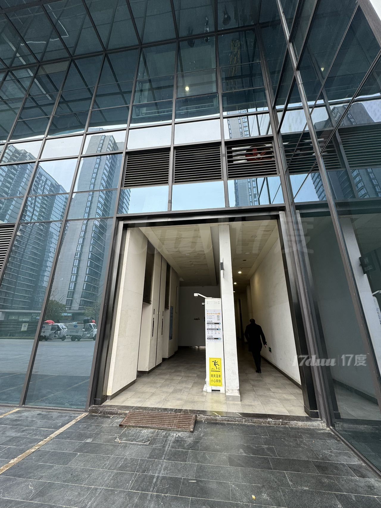 星耀城2F。面积：815.14平方。价格：最最最低价
