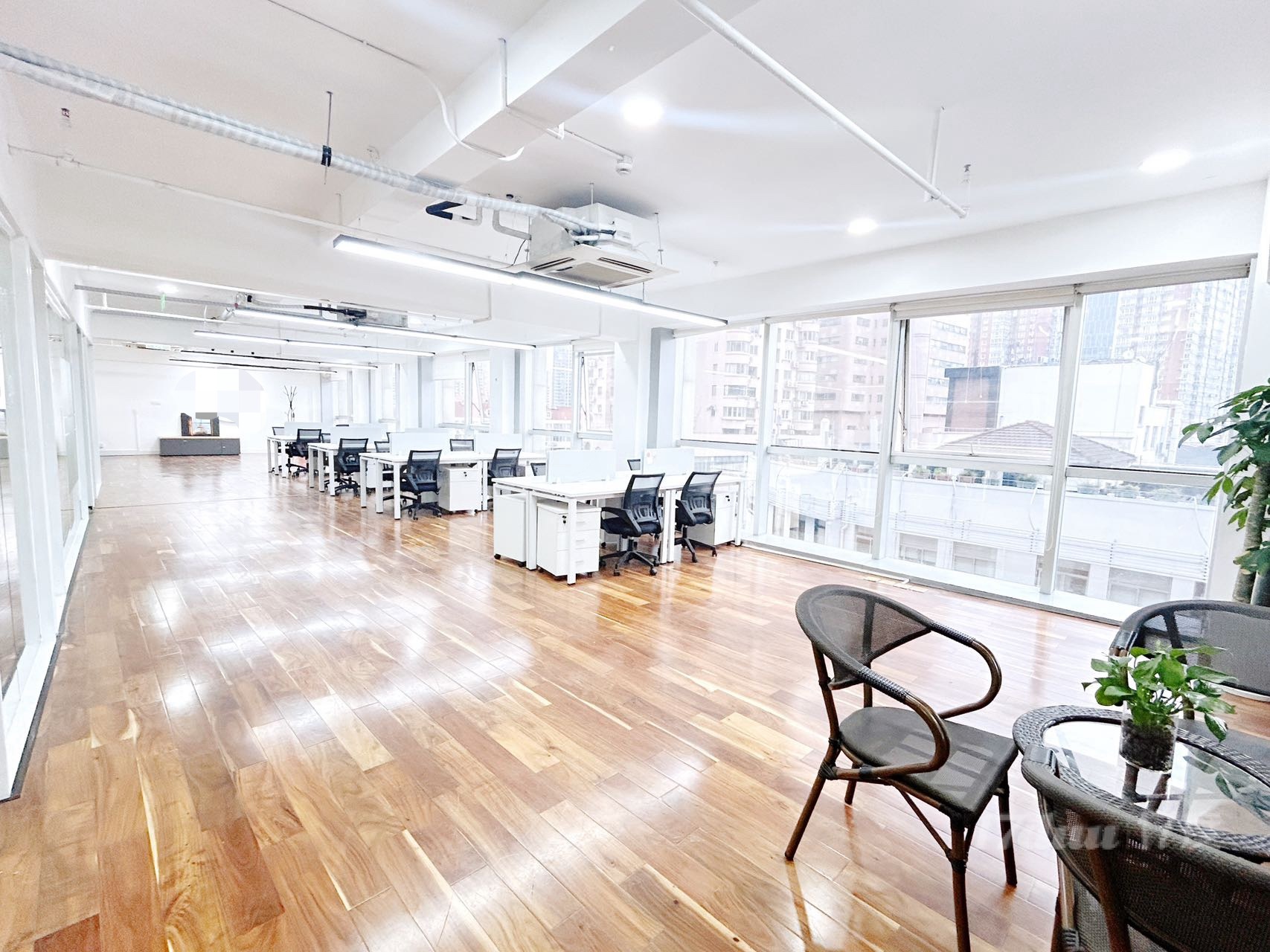 精装交付｜大户型｜沿街采光 ｜4个隔断｜户型方正