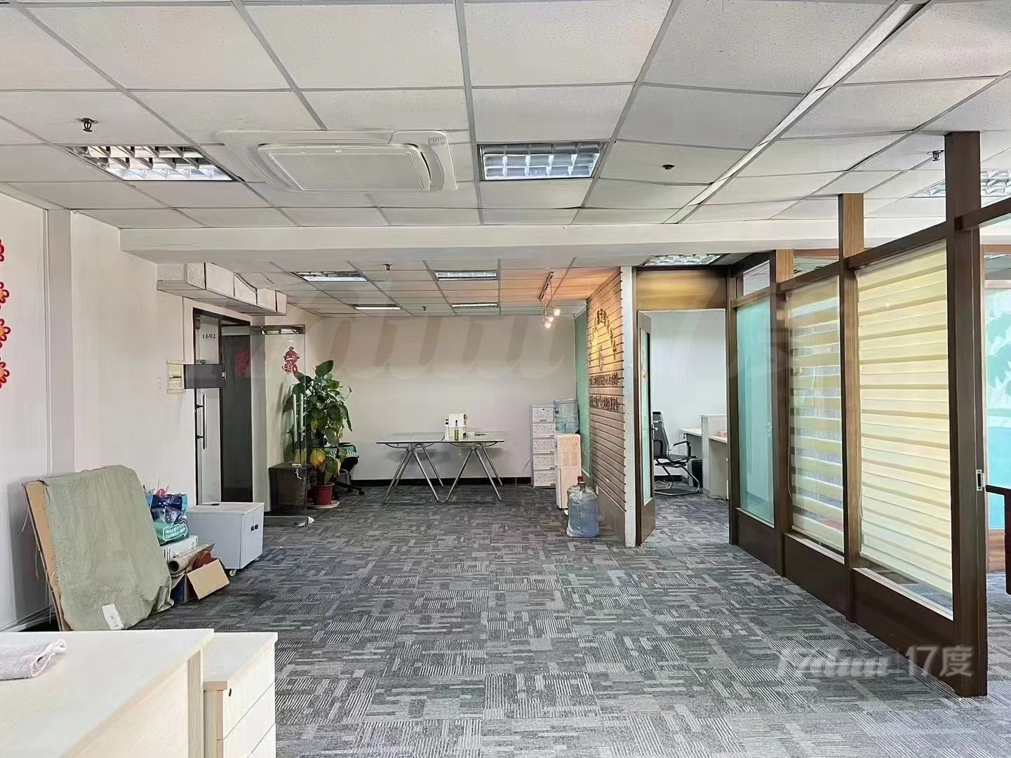 漕宝路地铁口 光大会展中心 精装修带家私办公 性价比高