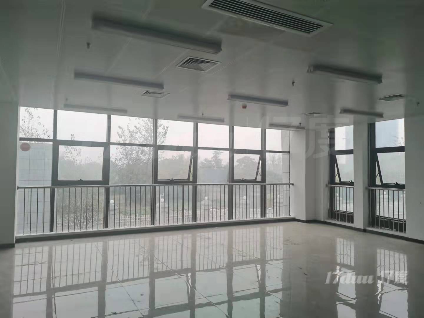 精装修带玻璃隔断，小型办公室