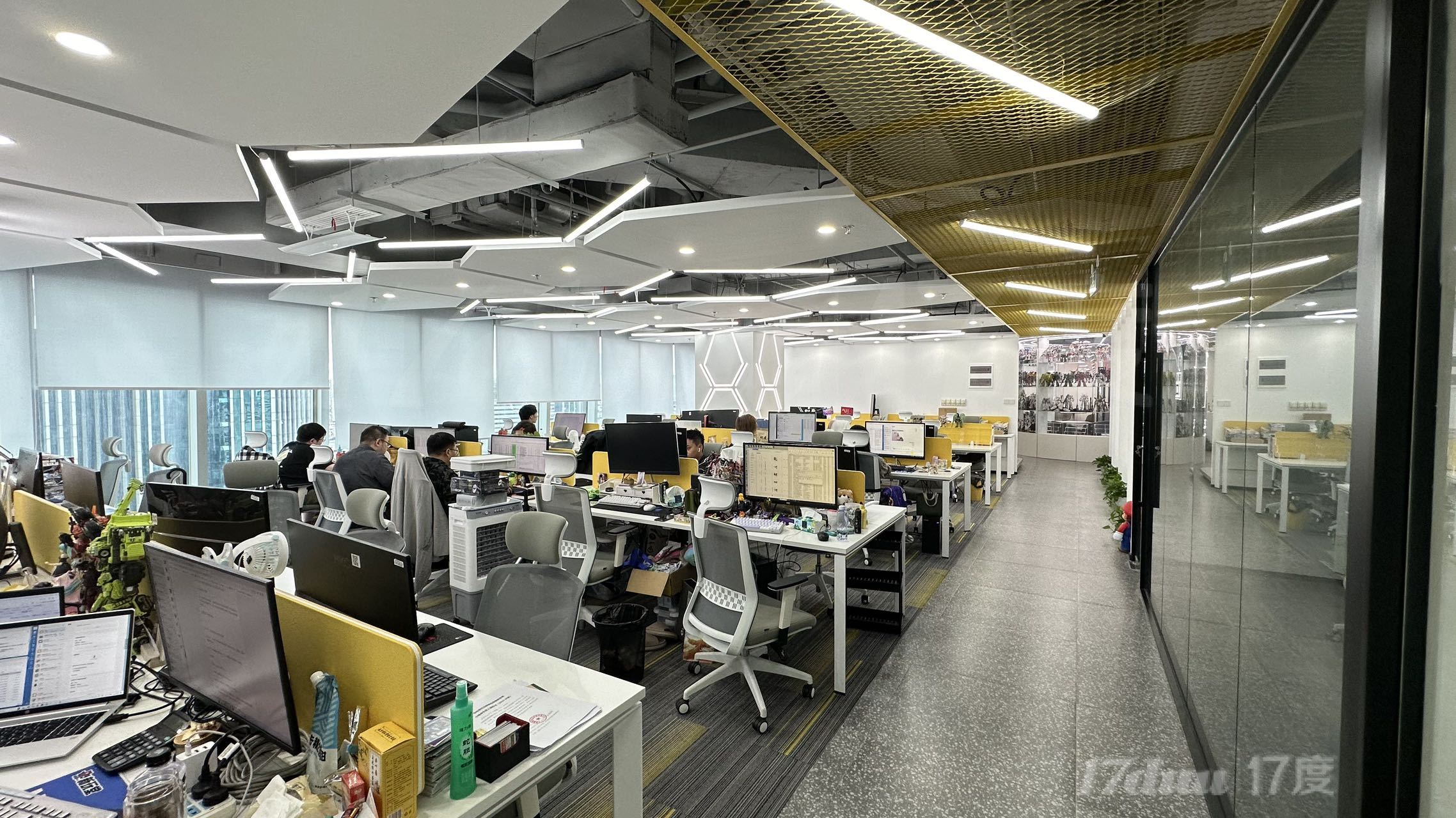 南京西路电视台对面 恒利国际高区小半层 正对电梯厅 急售 