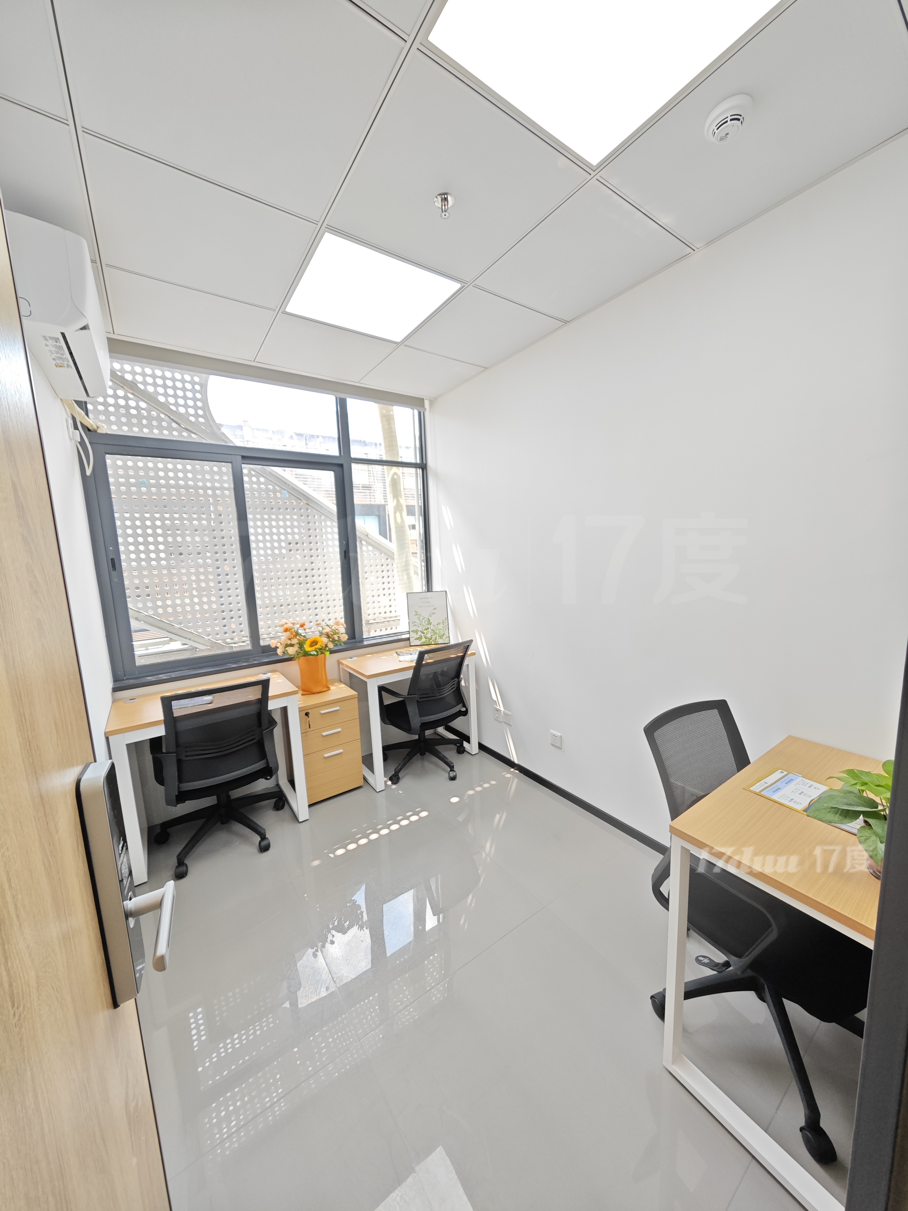 送红本！华强北市场附 近880元费用全包小办公室！