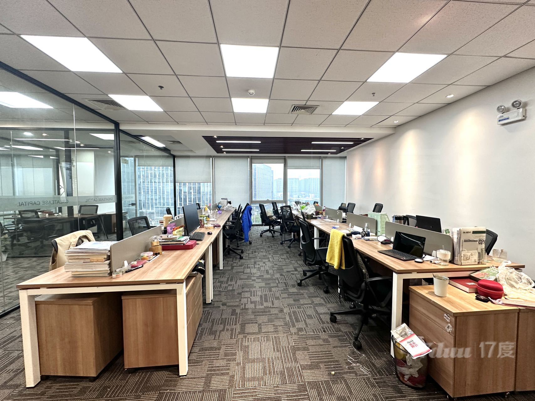 海外滩中心租赁部招租全新精装修带办公家具看房随时方便
