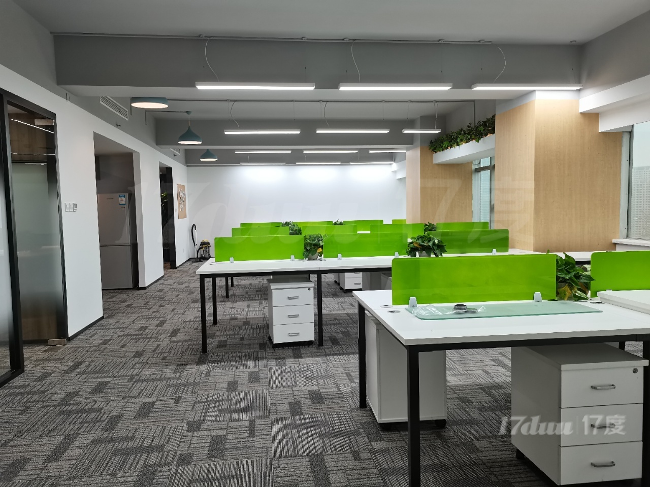 武宁路鸿运大厦精装带家具隔断，对电梯，价格便宜