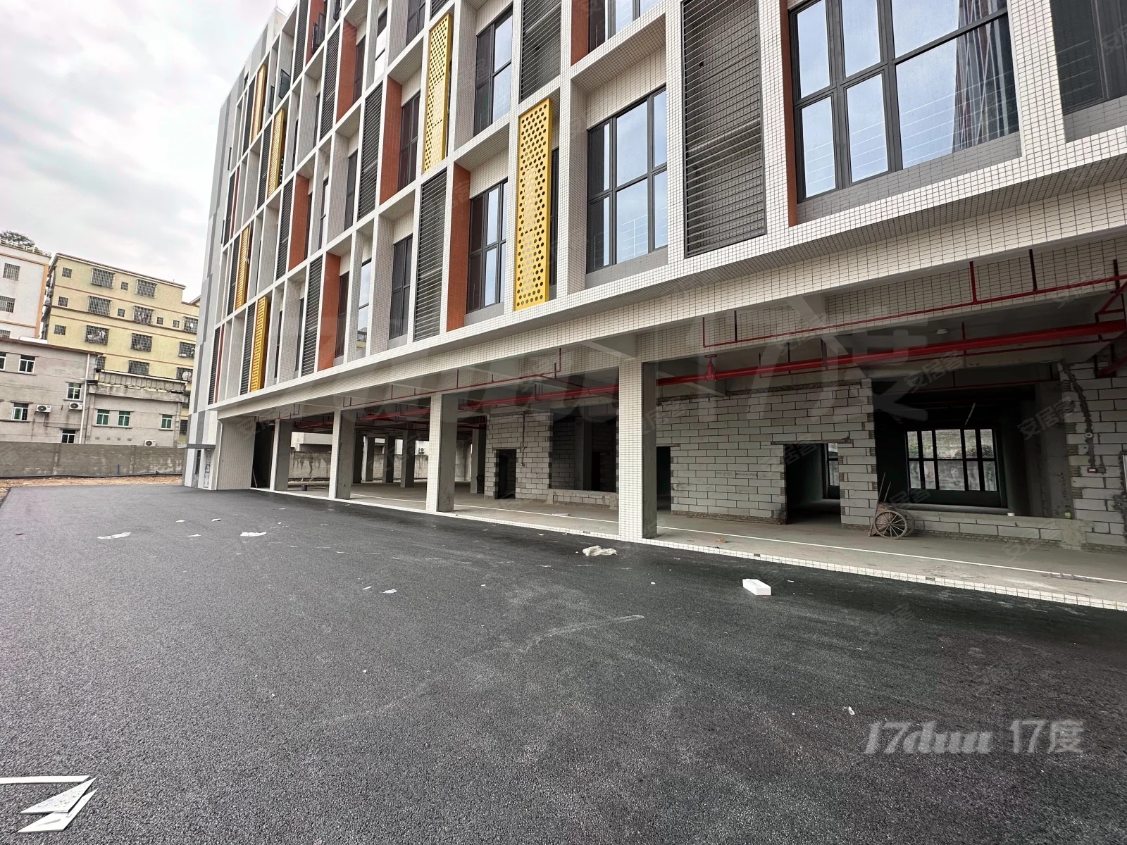 莲塘地铁口 38元/方 50~2500方定制型办公室租赁