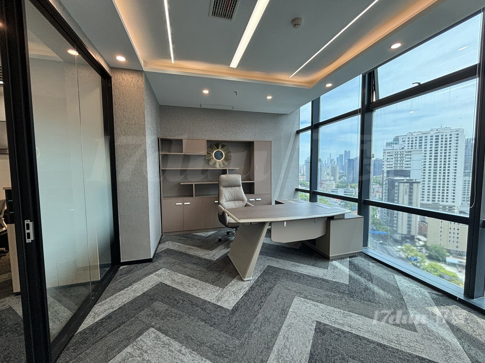 精装修带家具 带3个隔断纯写字办公楼 大小面积均有