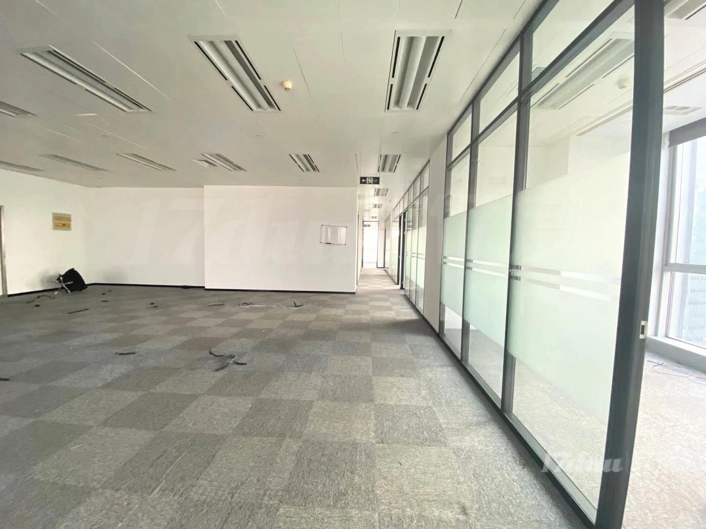 人广地铁出口创兴金融高区对电梯金融装修多个隔间配置丰富出租。