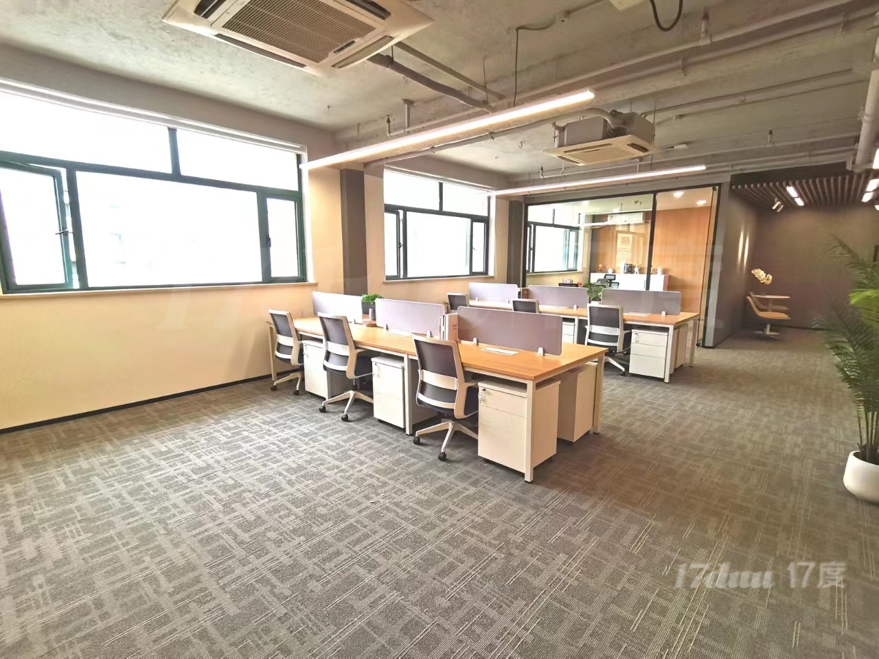 曹杨路地铁 我格广场办公楼 精装带家具 正对电梯口