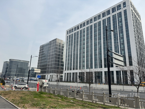 正对园区，可重餐饮；旺铺直租，价格美丽