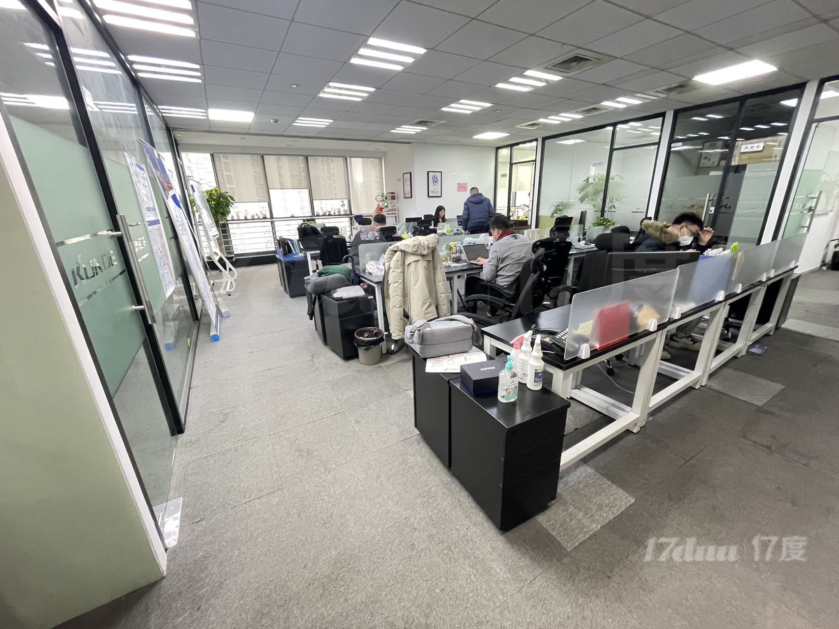 鼎立大厦精装修带家具，户型方正，免租期长