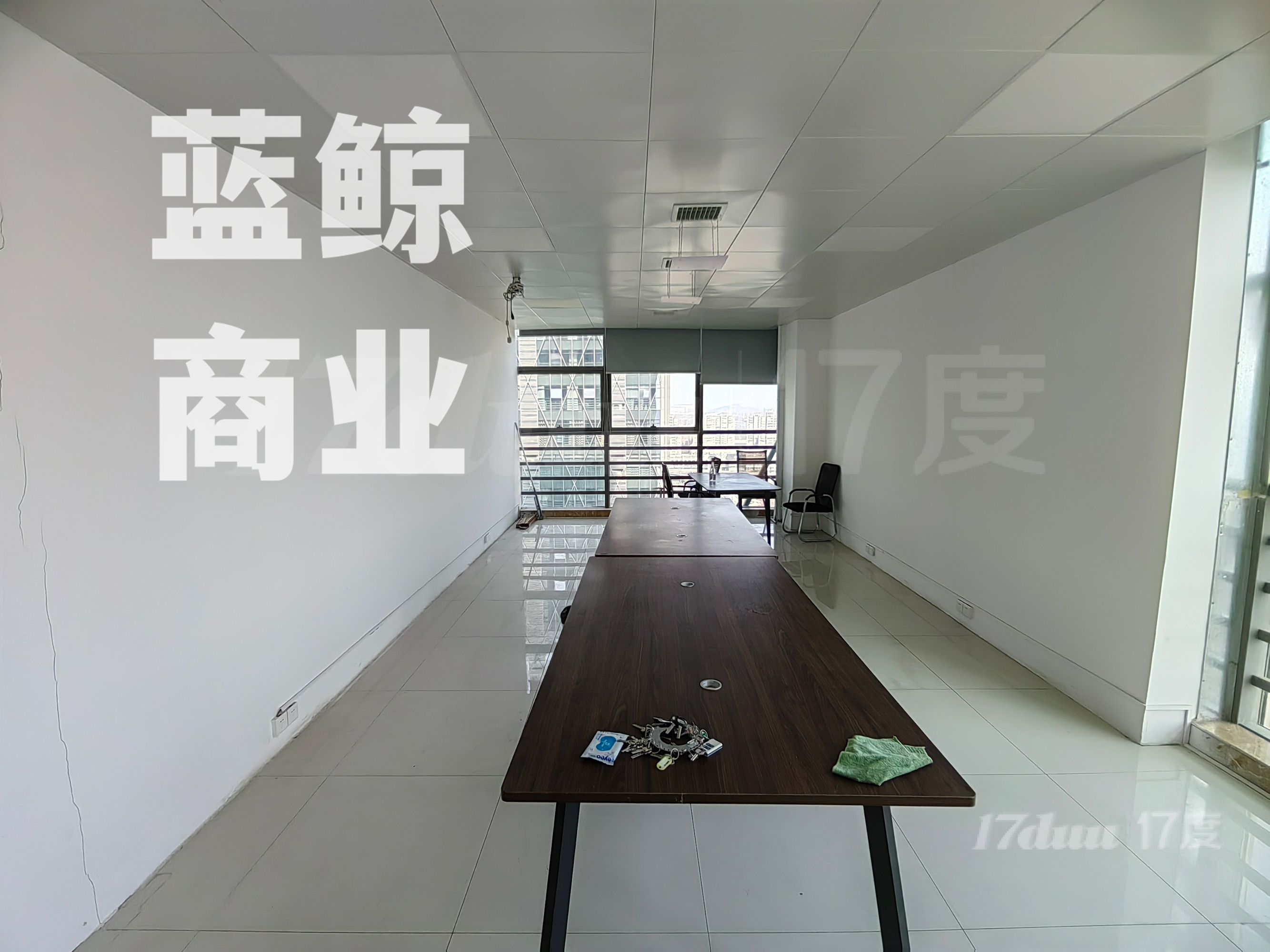高铁站电梯口65平纯办公带家具出租