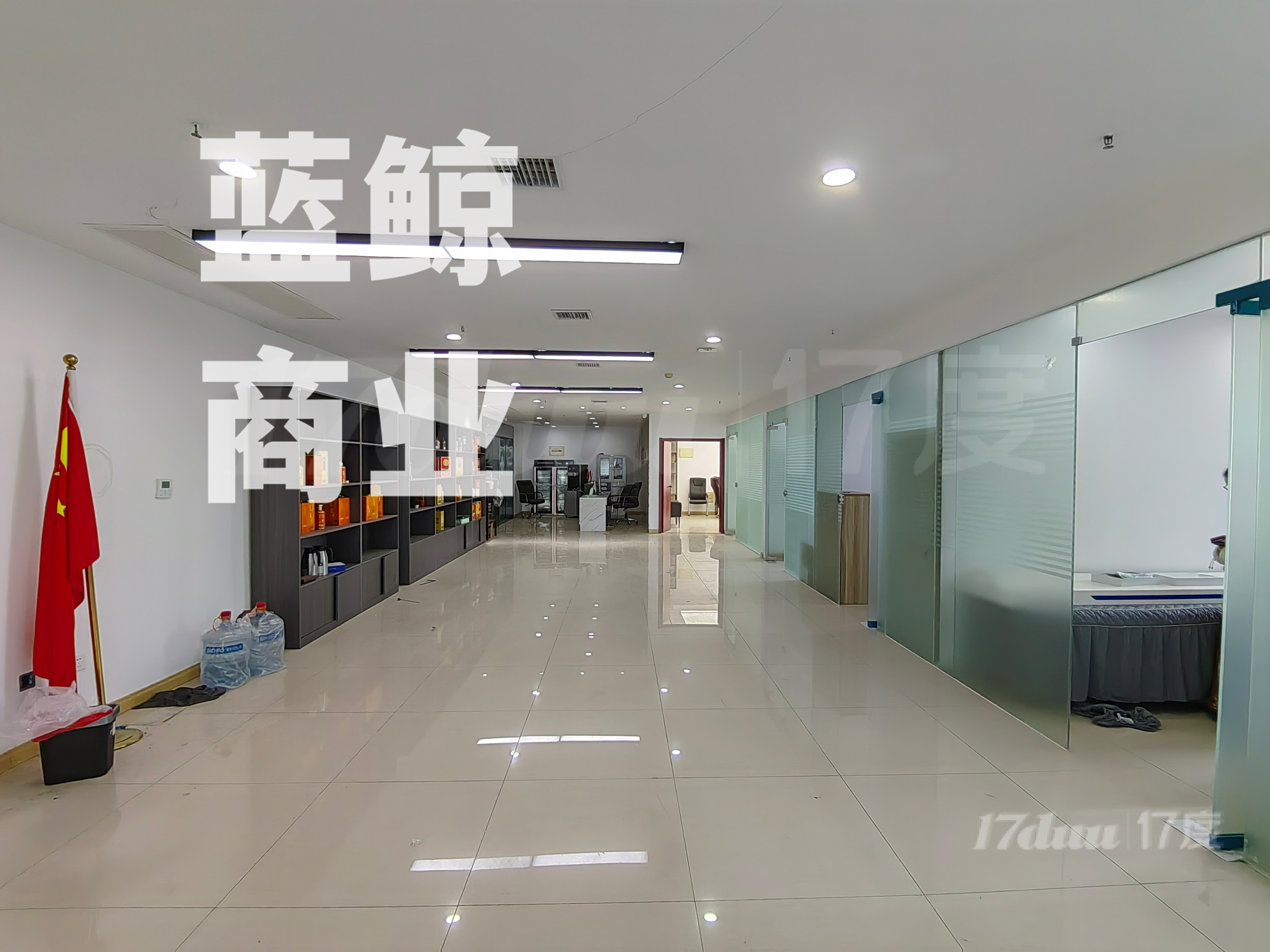 自用装修多个隔间，会议室，接待室都有的拎包即用