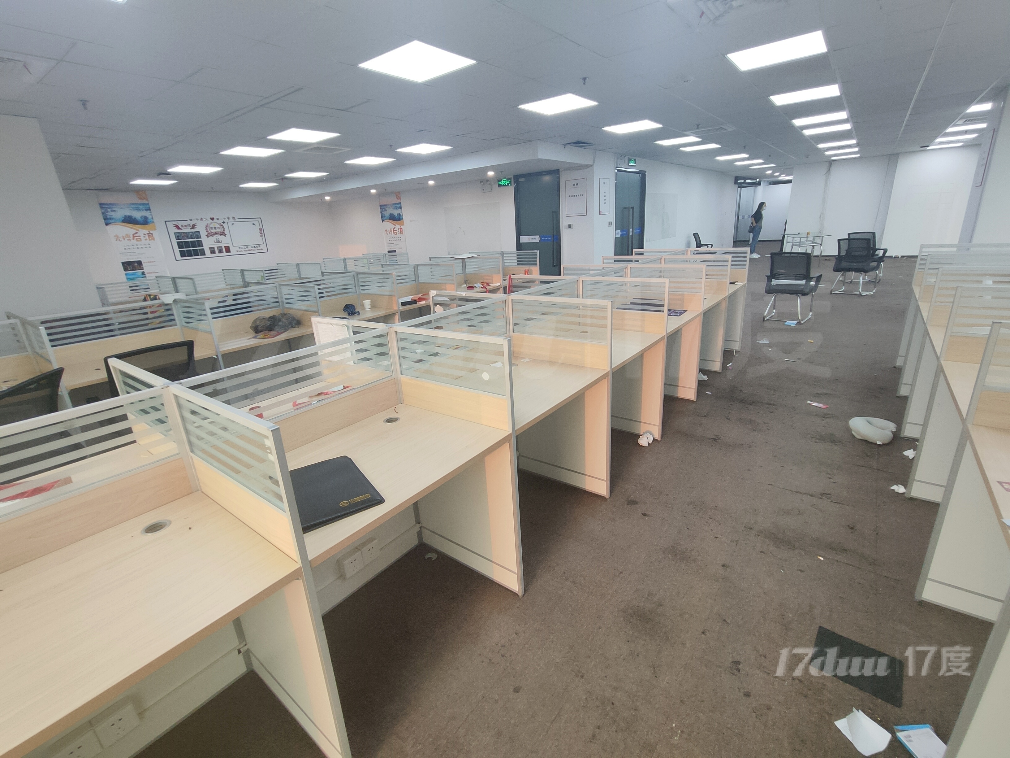 浦电路地铁口！整层办公急售！业主缺钱出售！低于市场价